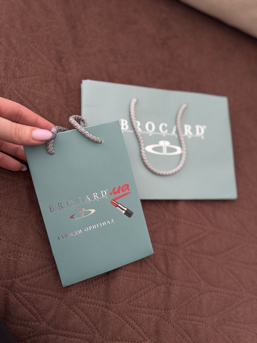 Подарункові і брендові пакети різних марок.