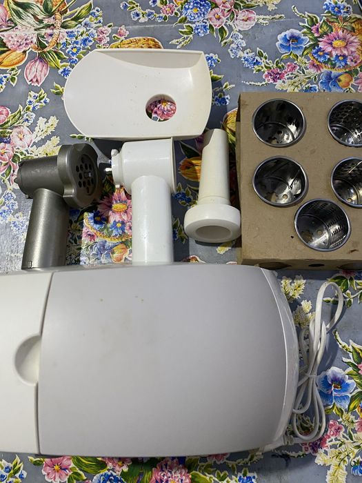 Электросмясорубка с разными насадками “Moulinex”и отдельно ножи, сетки