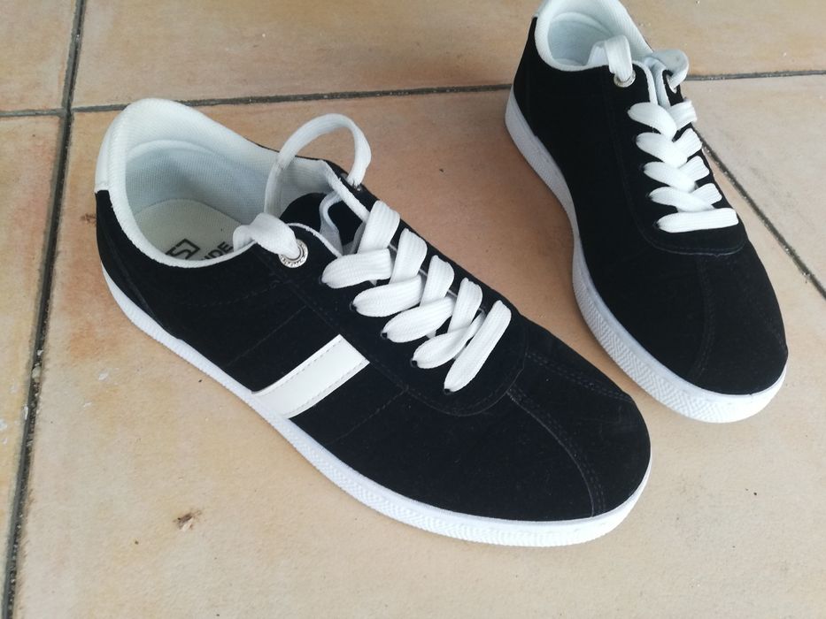 Ténis pretos com atacadores