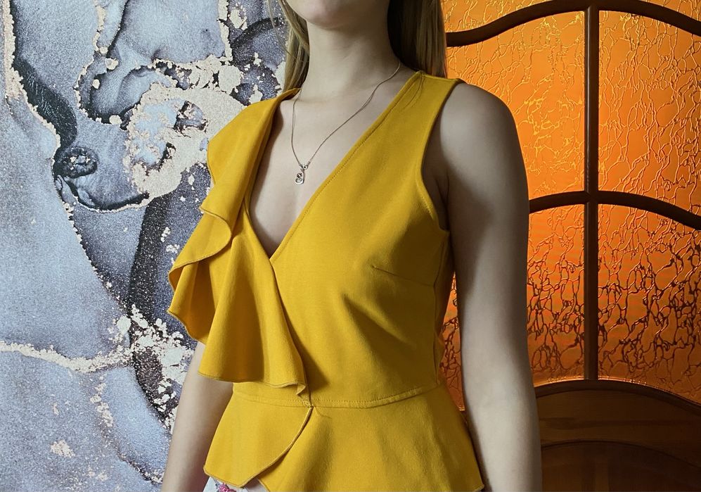 Блуза з рюшею.