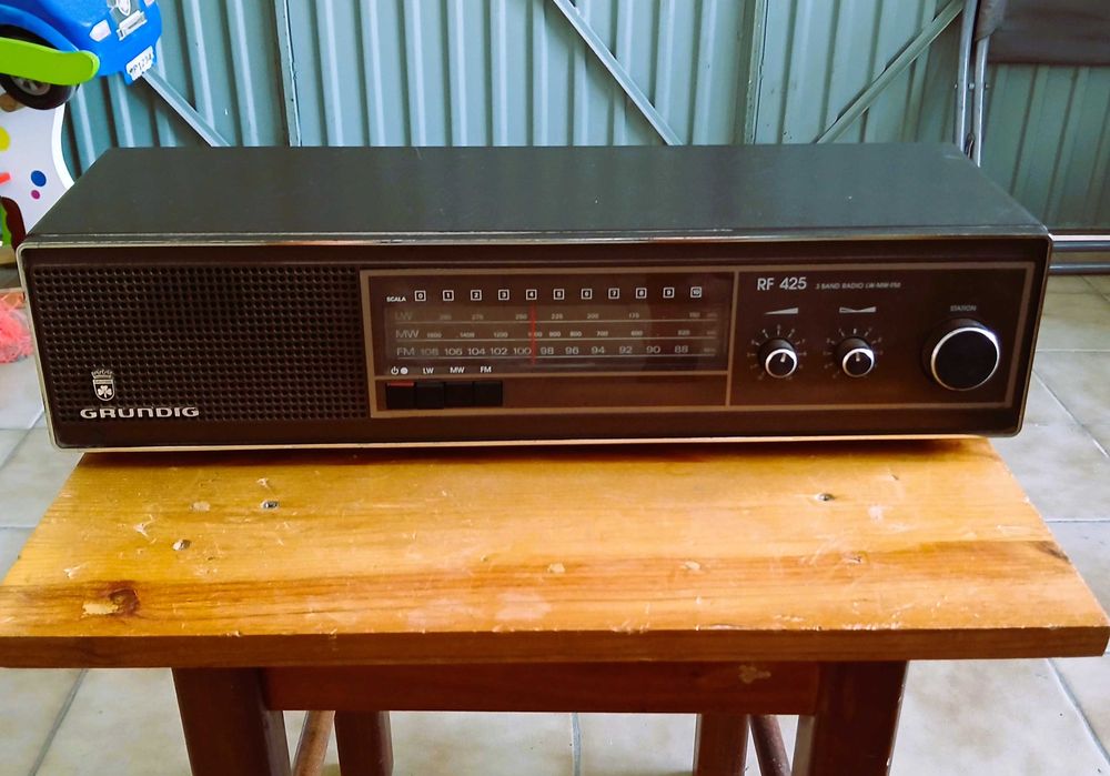 Rádio Grundig RF425 fabricado em Portugal