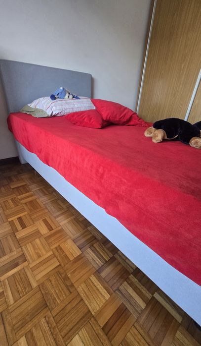 Cama estofada de  solteiro com colchão