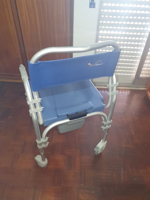 Cadeira de Banho e Sanitária