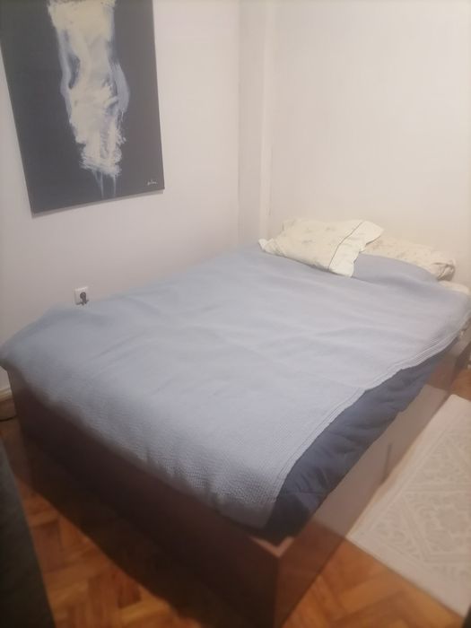 Cama de casal e guarda fatos