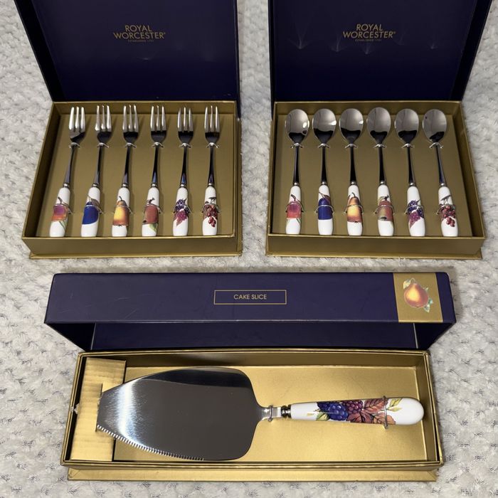 Sztućce Royal Worcester: 6 łyżeczek, 6 widelczyków i łopatka do ciast