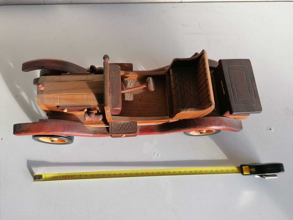 Carro antigo em madeira maciça