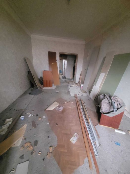 Продам 2к Подільський р-н вул Межигірська буд 37