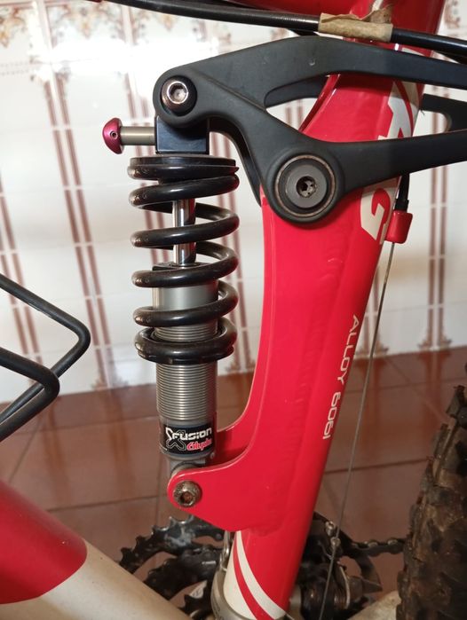 Bicicleta BTT suspensão total