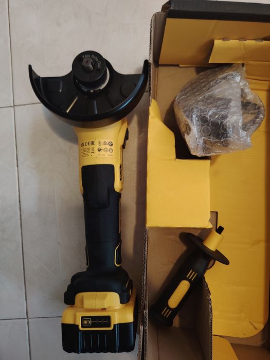 Vendo Rebarbadora Dewalt  nova