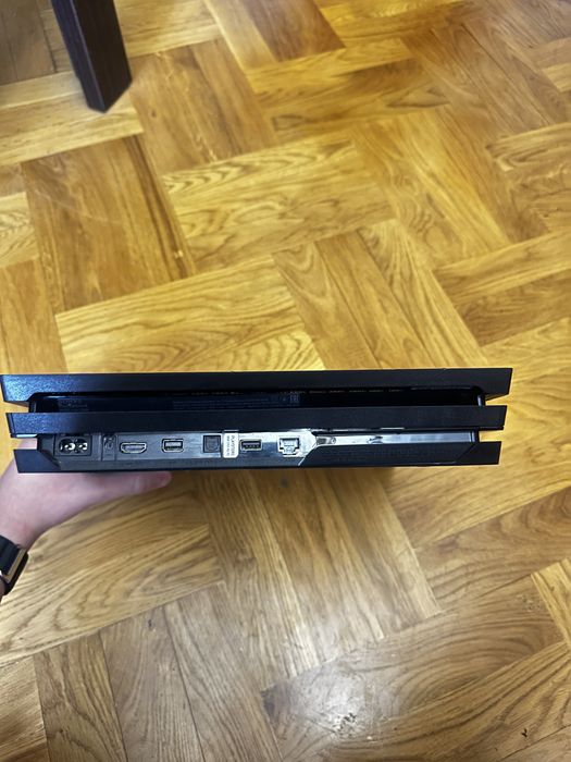 Sony PlayStation 4 Pro 1TB + DualShock
