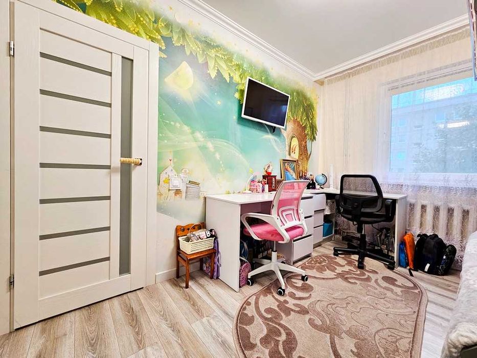 Продається житлова 3-кімнатна квартира на 2-поверсі біля парку...