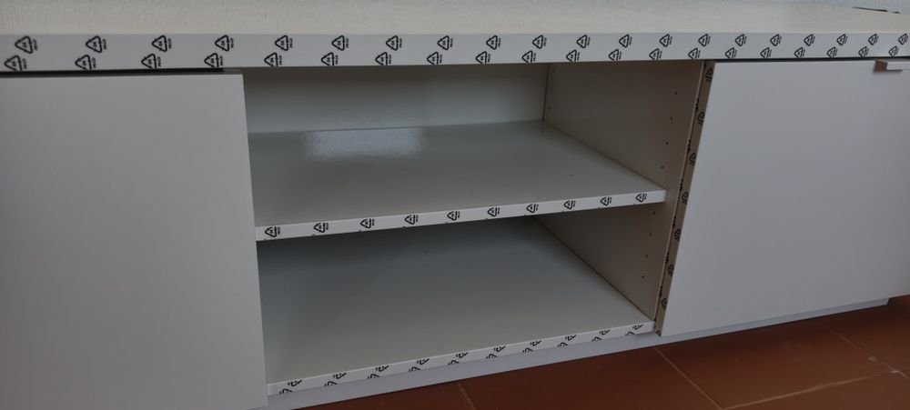 Armário/aparador completamente novo