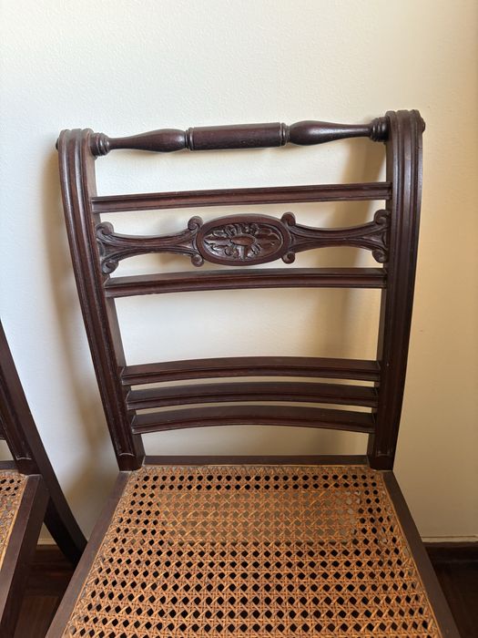 Conjunto de duas cadeiras de madeira