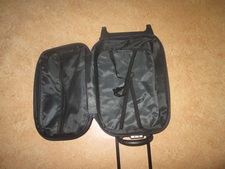 Маленька дорожна валіза.