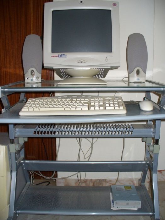 mesa de computador em metal