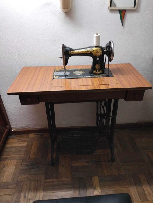 Máquina de costura Singer antiga em muito bom estado