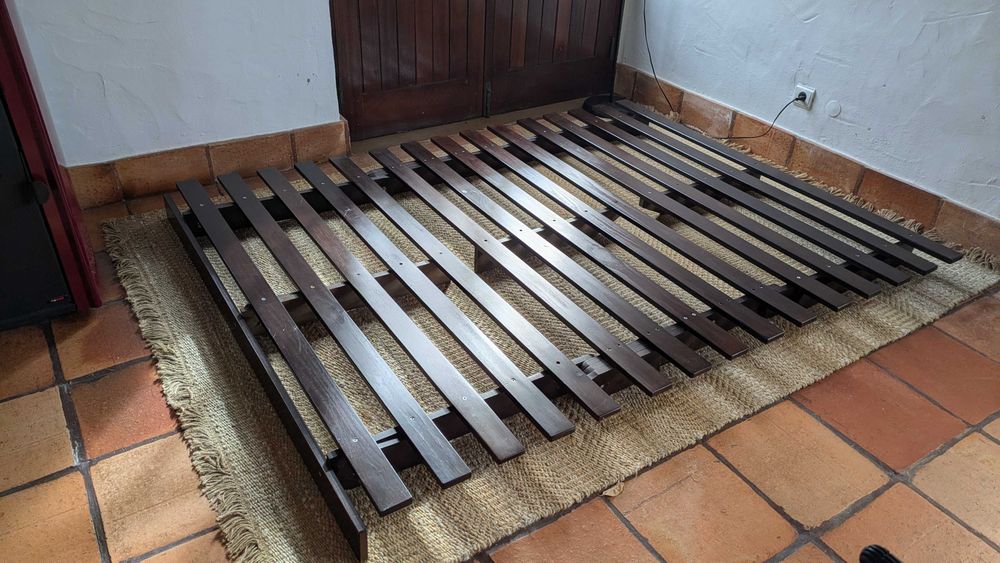 GRATIS Sofá cama baixo em madeira