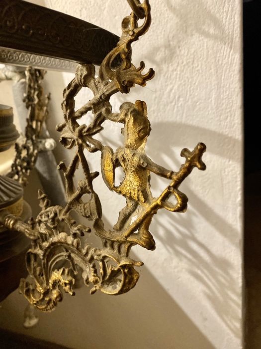 Stary antyczny żyrandol