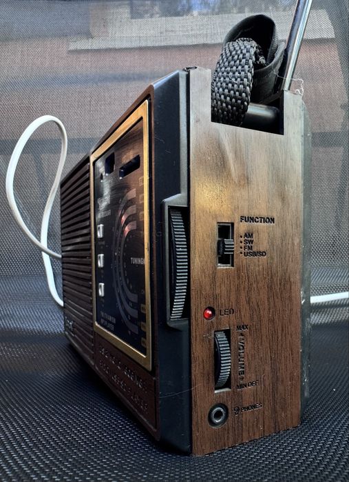 Ретро радиоприёмник Golon RX-9933UAR (FM/AM/SW, USB, SD) в отличном состоянии