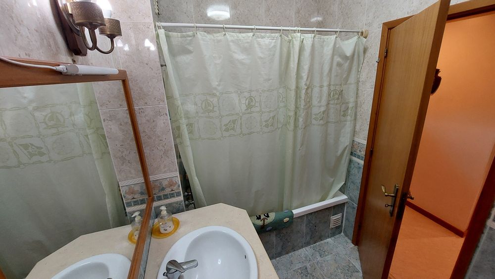 Quarto a  estudante ou professor(a)a