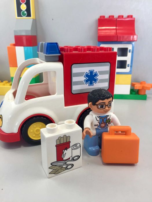 Vendo LEGO Duplo 10527 - Ambulância + Peças Extra e Moto da Polícia