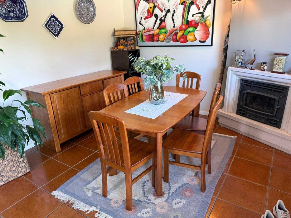 Conjunto de Sala de Jantar com uma mesa, 6 cadeiras e 1 aparador