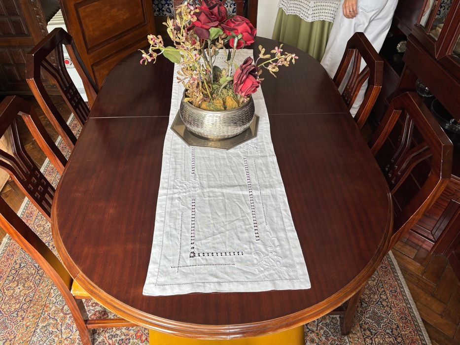 Conjunto de sala de jantar em madeira composto por mesa extensível e 6 cadeiras a condizer.