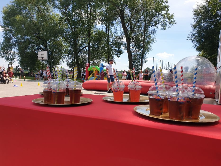 Dmuchańce, zjeżdżalnie, kule wodne, tory przeszkód