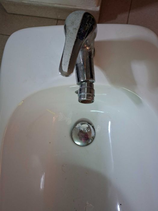 Bidé usado com torneira