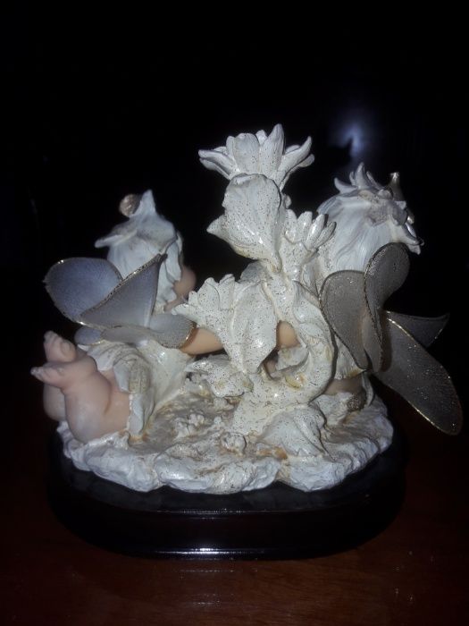 Conjunto d/4 anjos cada 2 juntos no respectivo suporte em madeira