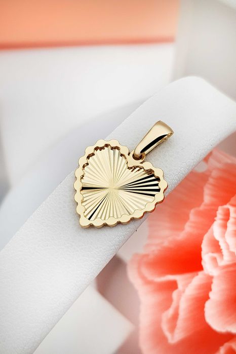 Złota zawieszka do łańcuszka diamentowane serce w ramce pr. 585