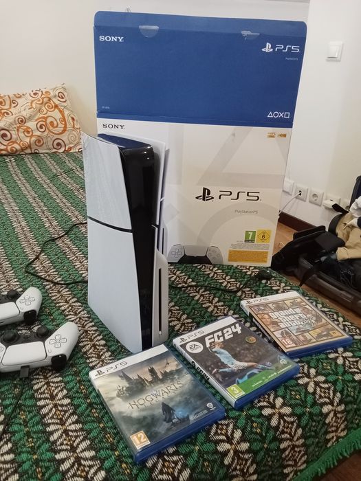 PS5 slin  20 dias de uso dois controles 3 jogos. GTA 5 Hogwarts l