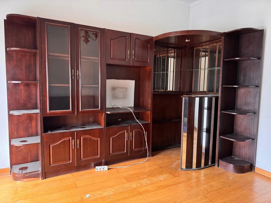 conjunto de móveis de sala de estar/jantar em madeira com um bar de ca