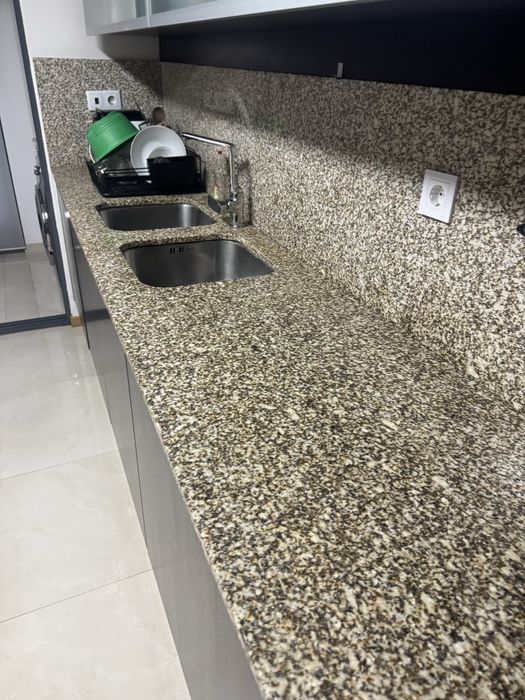 Pedra granito com pios lava louça e torneira