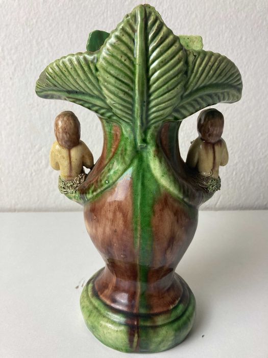 Jarra com 2 meninos em Faiança Caldas da Rainha - Manuel Mafra