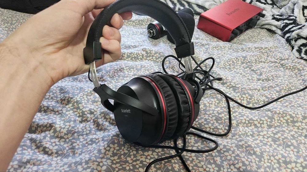 Focusrite Scarlett 2i2 Studio 4th Gen + micro + headphones