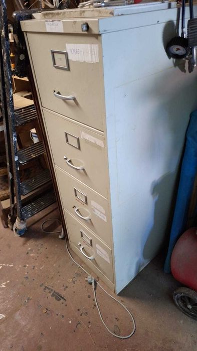 Arquivo metálico com gavetas