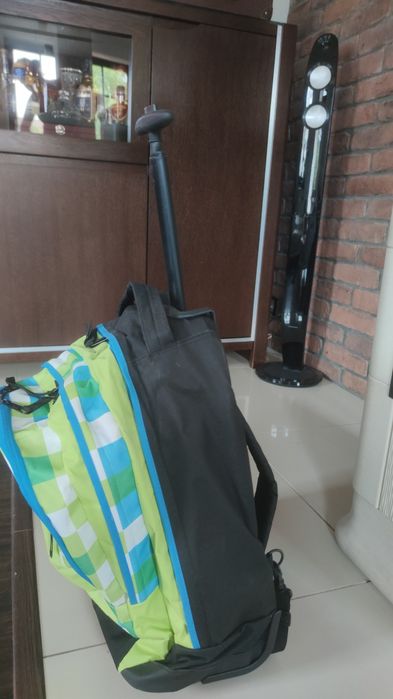 Plecak dziecięcy z kółkami.