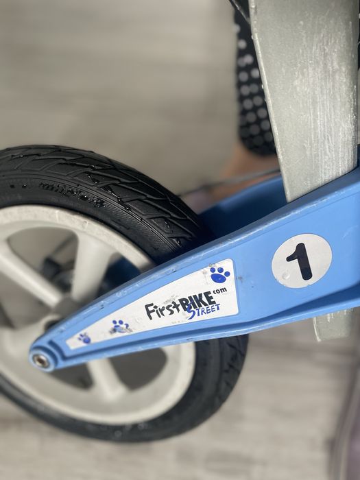 Rowerek biegowy First Bike Street niebieski z