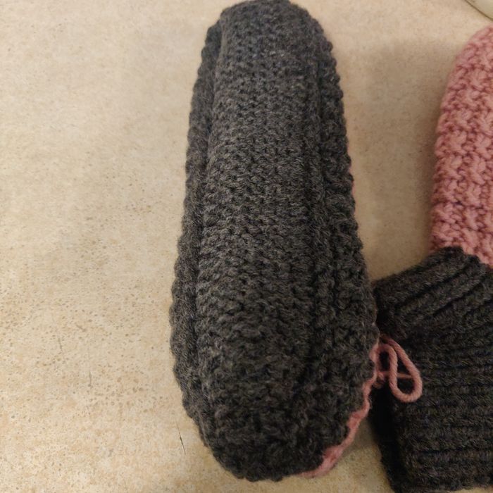 Жіночі в'язані шкарпетки-слідки.
