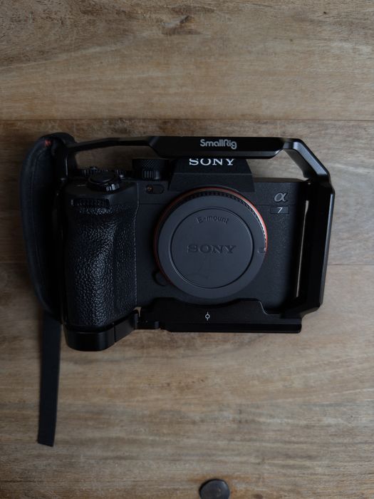 Sony A7 IV + SmallRig + 2 baterie – Full Frame