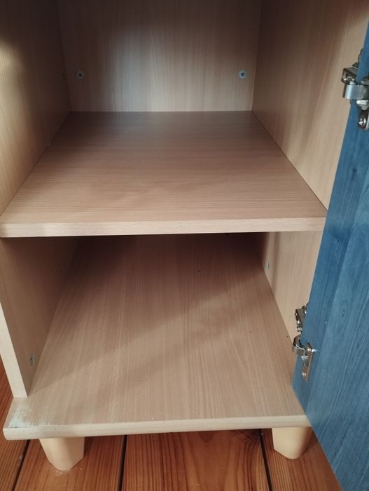 Віддаю безкоштовно два письмові столи, тільки самовивіз