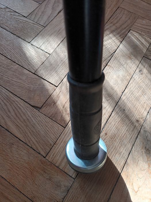 Drążek rozporowy na dzwi do ćwiczeń