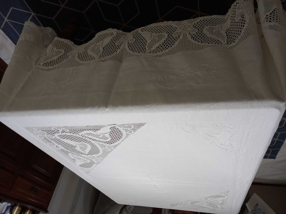 Toalha de mesa em linho branco e crochet, nova nunca usada.