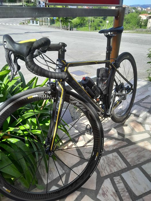 Bicicleta em carbono de estrada focus 11v vendo 1000€