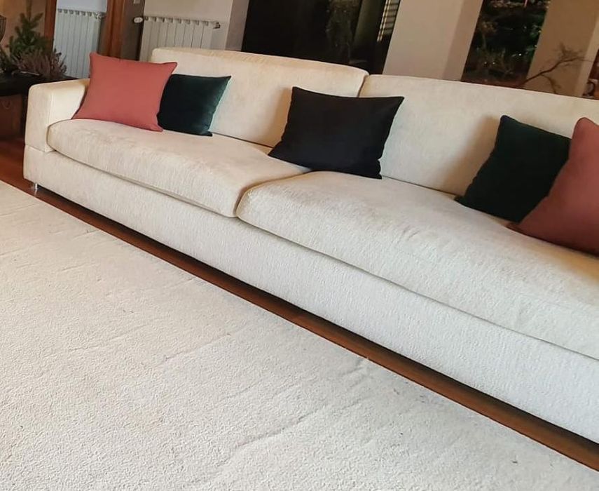 Sofá de 4 lugares grande robusto na cor  Bege de Design