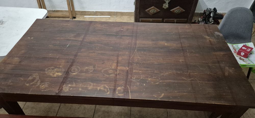 Mesas e bancos de madeira