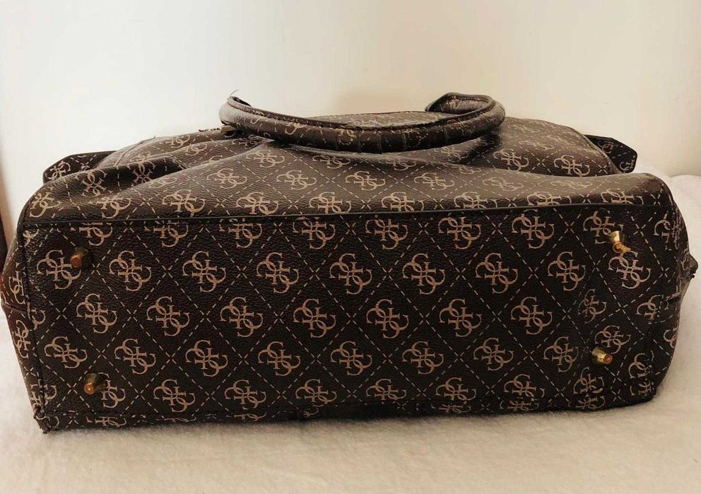 Mala  com uso da marcaGuess