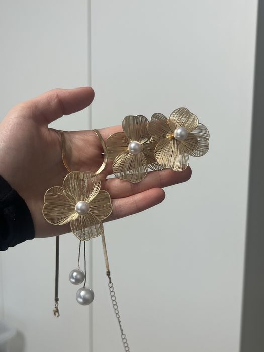 Комплект прикрас. Сережки та намисто квіти з перлинами  золотий колір
