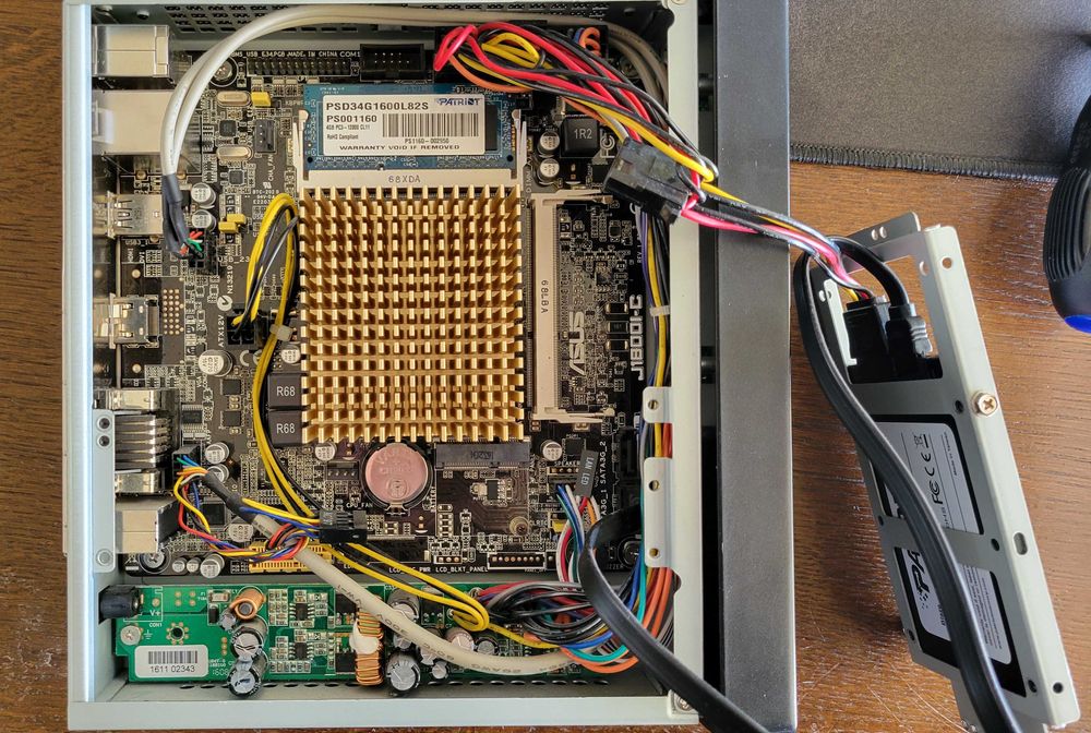Asus J1800I-C / 4Gb DDR3 / 60Gb SSD (ціна договірна)
